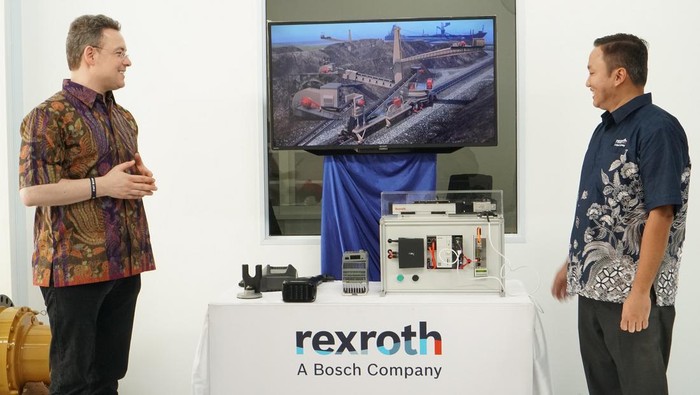 Managing Director Bosch Rexroth di Indonesia, Kristo Kenmart, Kepala Dinas Tenaga Kerja Kota Batam, Rudi Sayakriti, dan Regional CFO Bosch Rexroth ASEAN & Oceania, Thomas Pieburg, dalam seremoni peresmian kantor cabang dan fasilitas Bosch Rexroth di Batam (25/5/2022).