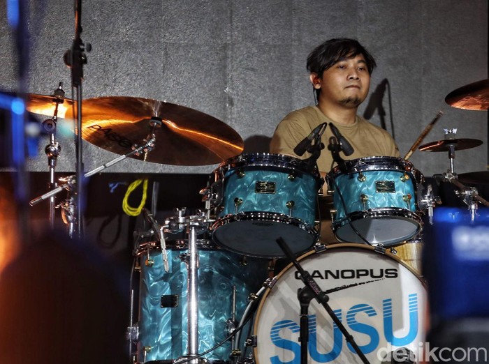 Brian Kresna Putro tampil di panggung Java Jazz 2022. Bukan dengan Sheila On 7 melainkan dengan band bernama Susu. Penasaran?