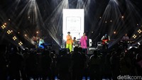 Tentu saja penampilan Brian tersebut langsung menjadi pusat perhatian para penonton.