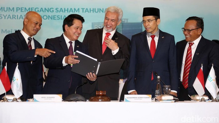 BSI Tebar Dividen Rp 757 Miliar Wadirut 1 BSI Ngatari, Direktur Utama BSI Hery Gunardi, Komisaris Utama BSI Adiwarman Azwar Karim, Wakil Komisaris Utama BSIMuhammad Zainul Majdi, dan Komisaris Independen BSI Komaruddin Hidayat saat memulai Rapat Umum Pemegang Saham Tahunan (RUPST) PT Bank Syariah Indonesia Tbk (27/5/2022).