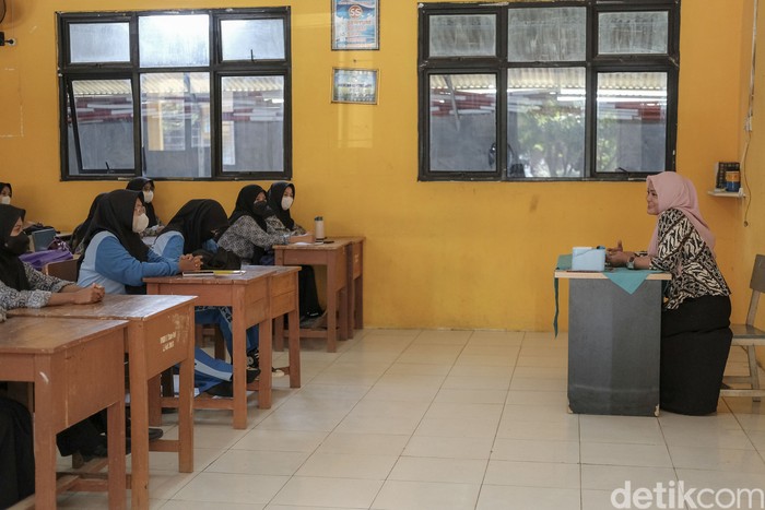 Bu Nani atau Nani Roswati, guru di SMKN 1 Tambun Selatan, Bekasi. (Fakhri Fadlurrohman/detikcom)