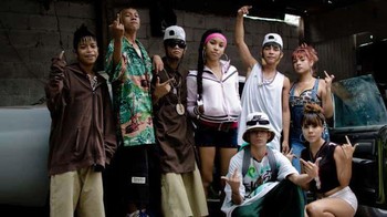 Kegemaran mereka adalah menari diiringi musik cumbia rebajada. Pakaian yang mereka pakai terlihat selalu kebesaran, ditambah dengan aksesoris topi. Foto: Netflix