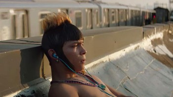 Penampilannya yang unik dapat dilihat dari rambutnya yang nampak berbeda dari masyarakat Meksiko lainnya, rambutnya depan dan belakangnya panjang dan klimis namun di tengahnya dibiarkan botak. Foto: Netflix