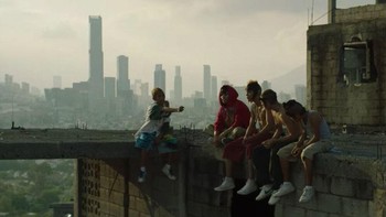 Akibat dari represi ini dan kebutuhan untuk menahan diri dalam suasana yang tidak aman, budaya Cholombianos hampir menghilang setelah satu dekade. Foto: Netflix