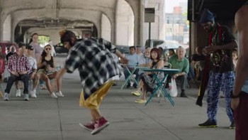 Khas Cholombianos adalah menari. Ketika mereka menari, mereka akan berbentuk lingkaran bersama-sama. Langkah kaki mereka cenderung pendek dan sedikit terlihat seperti tengah mengendap-endap. Foto: Netflix