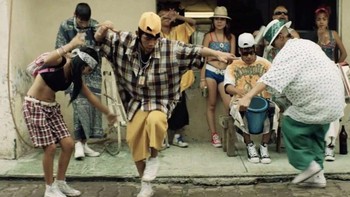 Sambil menari, mereka membentuk simbol bintang dengan tangan mereka. Saking sukanya menari, ada yang menyebut mereka hidup untuk berjoget. Foto: Netflix