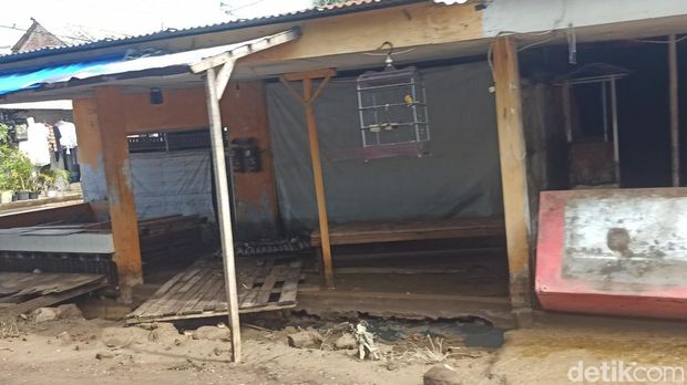 Dampak banjir rob di Desa Sriwulan, Kecamatan Sayung, Demak, Jumat (27/5/2022).