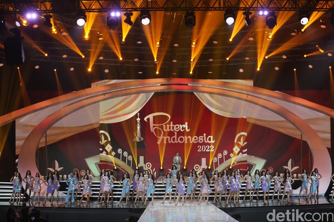 Pemilihan Puteri Indonesai 2022 digelar pada Jumat (27/5/2022) malam di Jakarta Convention Center, Jakarta Pusat. Acara tersebut turut menghadirkan Miss Universe 2021 Harnaaz Sandhu, 1st Runner Up Miss Supranational 2021 Karla Guilfu Acevedo dan Miss International 2019 Sireethorn Leearamwat. Dua tahun tak digelar, pada 2022 ini jumlah finalis Puteri Indonesia bertambah dari 39 menjadi 44 orang. Foto: Grandyos Zafna.