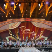 Pemilihan Puteri Indonesai 2022 digelar pada Jumat (27/5/2022) malam di Jakarta Convention Center, Jakarta Pusat. Acara tersebut turut menghadirkan Miss Universe 2021 Harnaaz Sandhu, 1st Runner Up Miss Supranational 2021 Karla Guilfu Acevedo dan Miss International 2019 Sireethorn Leearamwat. Dua tahun tak digelar, pada 2022 ini jumlah finalis Puteri Indonesia bertambah dari 39 menjadi 44 orang. Foto: Grandyos Zafna.
