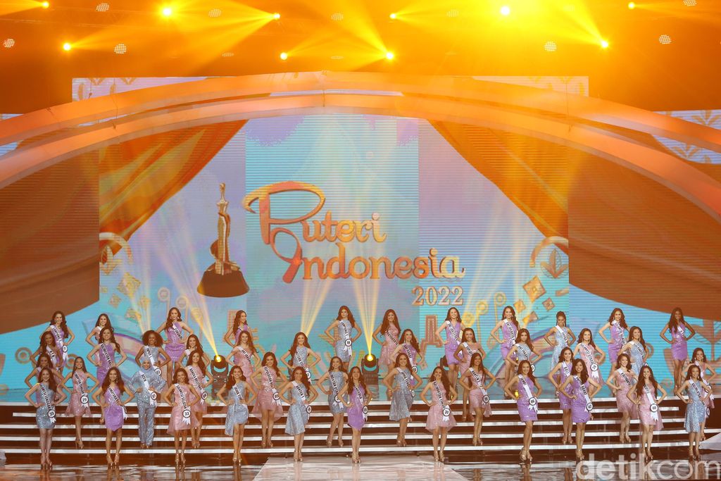 Deretan 44 Wanita ini Berebut Gelar Puteri Indonesia 2022, Siapa Juaranya? Sebanyak 44 wanita dari berbagai provinsi Indonesia akan berebut gelar juara Puteri Indonesia 2022 dalam grand final malam ini.