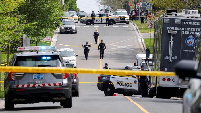 Kepolisian Toronto di Kanada menembak mati seorang pria yang kedapatan berjalan sambil menenteng senjata api. Akibat insiden ini, sedikitnya lima sekolah di wilayah Toronto ditempatkan di bawah lockdown sebagai pencegahan.