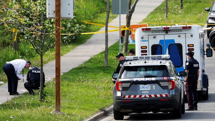 Di Lokasi Ini Polisi Kanada Tembak Mati Pria Bawa Senjata Api Kepolisian Toronto di Kanada menembak mati seorang pria yang kedapatan berjalan sambil menenteng senjata api. Akibat insiden ini, sedikitnya lima sekolah di wilayah Toronto ditempatkan di bawah lockdown sebagai pencegahan.