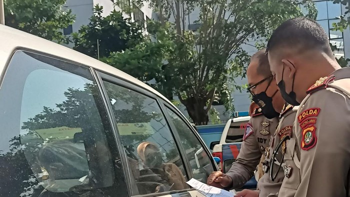 Dirlantas Polda Metro Jaya Kombes Sambodo Purnomo Yogo mengecek barang bukti kecelakaan maut di depan Menara Saidah