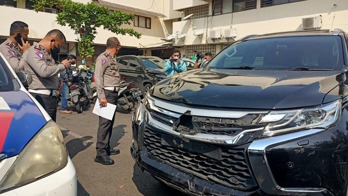 Dirlantas Polda Metro Jaya Kombes Sambodo Purnomo Yogo mengecek barang bukti kecelakaan maut di depan Menara Saidah