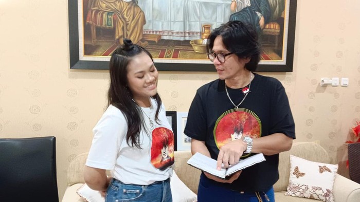Drumer asal Semarang, Monica Kezia Bunga Keinanti (16) dengan Gilang Ramadhan. Bunga merupakan remaja yang menabuh drum dengan aliran progresif.