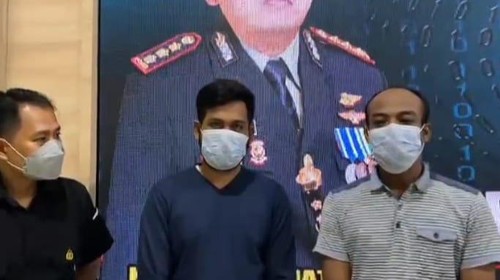 Dua terduga pelaku penyebar kabar bohong panah misterius di Mataram, NTB, dibekuk polisi.