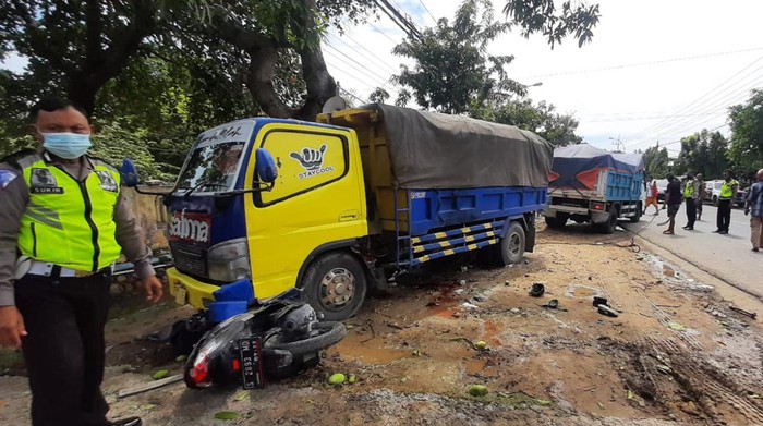 Dump Truk Banting Stir Tabrak 2 Motor di Lamongan, 1 Meninggal
