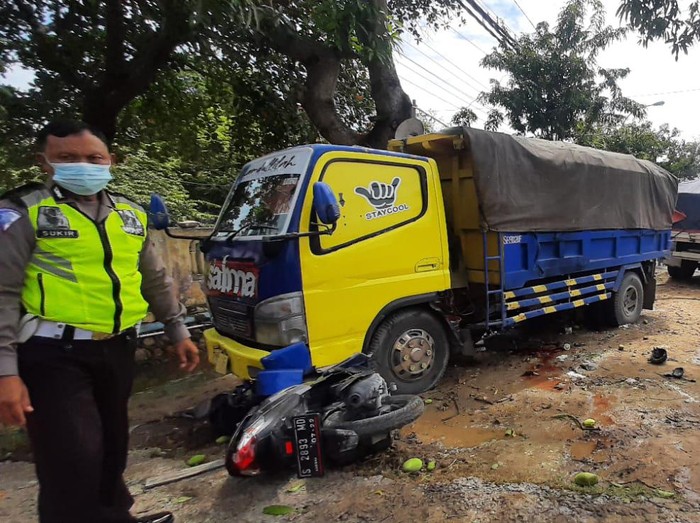 Dump Truk Banting Stir Tabrak 2 Motor di Lamongan, 1 Meninggal
