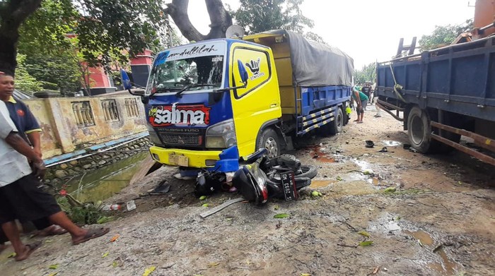 Dump Truk Banting Stir Tabrak 2 Motor di Lamongan, 1 Meninggal