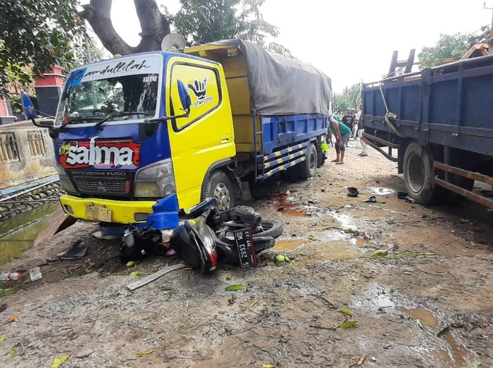 Dump Truk Banting Stir Tabrak 2 Motor di Lamongan, 1 Meninggal