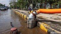 Mesin pompa dikerahkan untuk menyedot banjir rob di kawasan Pelabuhan Tanjung Emas Semarang.