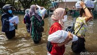 Enggak Surut-surut, Banjir Rob Di Semarang Disedot Pakai Pompa