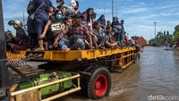 Banjir rob masih merendam sejumlah titik akses keluar-masuk kawasan industri pelabuhan dengan ketinggian bervariasi hingga sekitar 70 cm.
