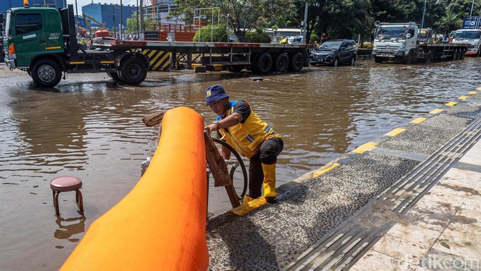 Enggak Surut-surut, Banjir Rob di Semarang Disedot Pakai Pompa Petugas mengoperasikan pompa penyedot banjir portabel berkapasitas sedot 500 liter per detik untuk mengatasi banjir limpasan air laut ke daratan atau rob di kawasan Pelabuhan Tanjung Emas Semarang, Jawa Tengah, Jumat (27/5/2022). Kementerian PUPR menyiagakan sejumlah mobil penyedot banjir berbagai kapasitas untuk mempercepat proses pengeringan sejumlah titik kawasan pelabuhan yang masih terendam banjir rob.