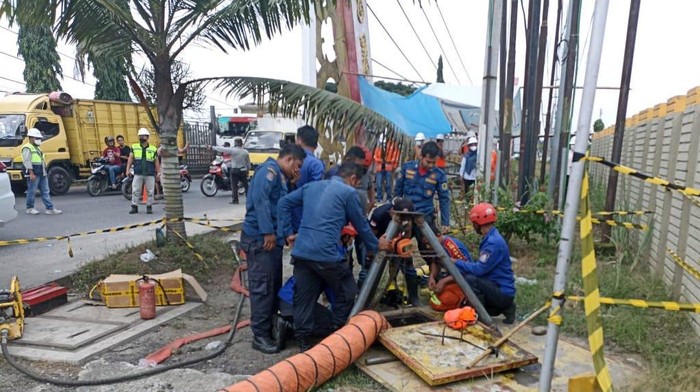 Proses evakuasi pekerja PGN dari dalam gorong-gorong.