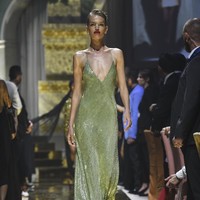 Para model tampil dalam fashion show amfAR Gala Cannes 2022 yang mengangkat tema Lets Get Married. Fashion show digelar di Hotel du Cap-Eden-Roc, Cap dAntibes, Prancis.  Foto: Getty Images.