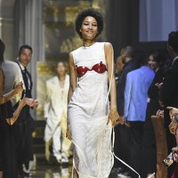 Para model tampil dalam fashion show amfAR Gala Cannes 2022 yang mengangkat tema Lets Get Married. Fashion show digelar di Hotel du Cap-Eden-Roc, Cap dAntibes, Prancis. Foto: Getty Images.