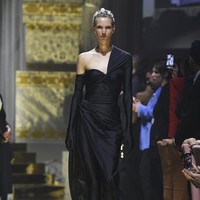 Para model tampil dalam fashion show amfAR Gala Cannes 2022 yang mengangkat tema Lets Get Married. Fashion show digelar di Hotel du Cap-Eden-Roc, Cap dAntibes, Prancis.  Foto: Getty Images.