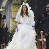Para model tampil dalam fashion show amfAR Gala Cannes 2022 yang mengangkat tema Lets Get Married. Fashion show digelar di Hotel du Cap-Eden-Roc, Cap dAntibes, Prancis. Foto: Getty Images.