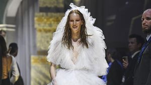 Foto 10 Gaun Pengantin di amfAR Gala Cannes, Shanina Shaik Pamer Perut Hamil