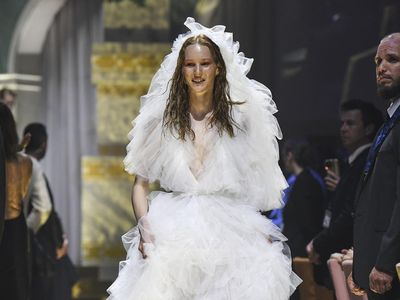 Foto 10 Gaun Pengantin di amfAR Gala Cannes, Shanina Shaik Pamer Perut Hamil