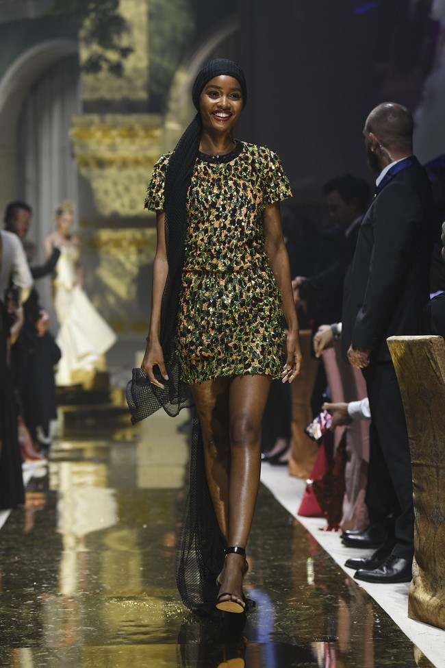 Para model tampil dalam fashion show amfAR Gala Cannes 2022 yang mengangkat tema Lets Get Married. Fashion show digelar di Hotel du Cap-Eden-Roc, Cap dAntibes, Prancis.  Foto: Getty Images.