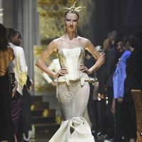 Para model tampil dalam fashion show amfAR Gala Cannes 2022 yang mengangkat tema Lets Get Married. Fashion show digelar di Hotel du Cap-Eden-Roc, Cap dAntibes, Prancis. . Foto: Getty Images.