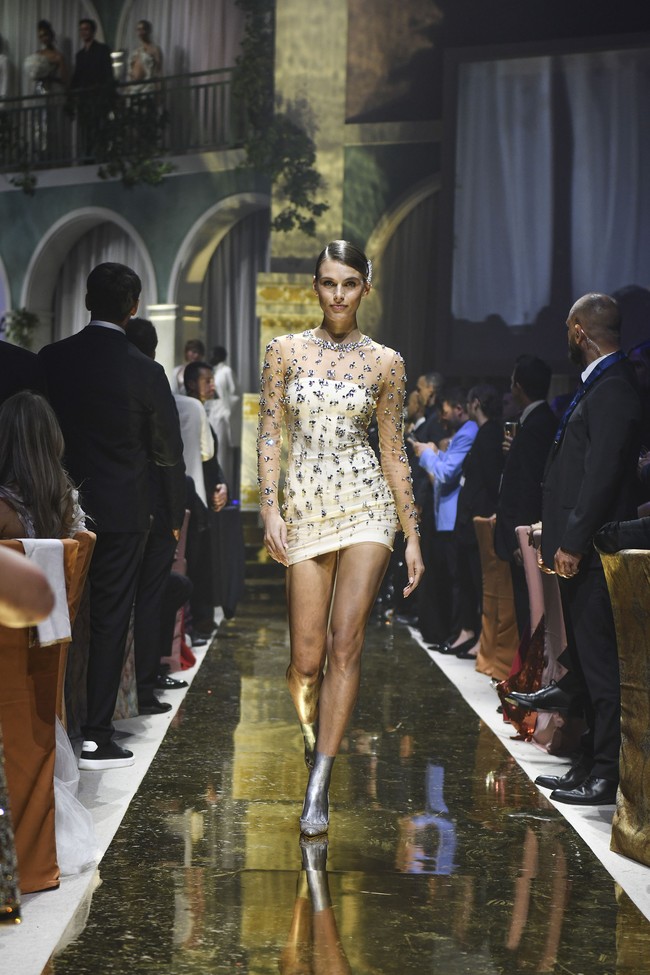 Para model tampil dalam fashion show amfAR Gala Cannes 2022 yang mengangkat tema Lets Get Married. Fashion show digelar di Hotel du Cap-Eden-Roc, Cap dAntibes, Prancis.  Foto: Getty Images.