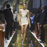 Para model tampil dalam fashion show amfAR Gala Cannes 2022 yang mengangkat tema Lets Get Married. Fashion show digelar di Hotel du Cap-Eden-Roc, Cap dAntibes, Prancis.  Foto: Getty Images.