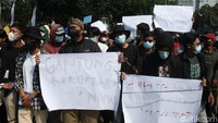 Mereka mengkritik pemerintah yang dinilai gagal mengatasi lonjakan harga dan kelangkaan minyak goreng di Indonesia. Para pengunjuk rasa juga mendesak Kejaksaan Agung untuk terus mendalami kasus CPO kelapa sawit. 