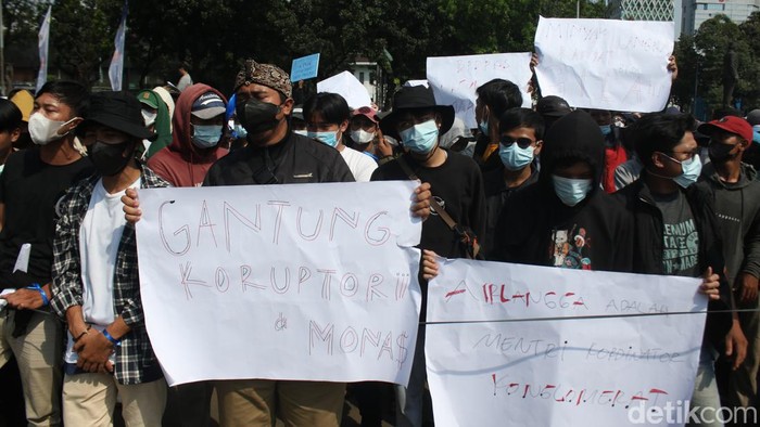 Gemuruh Suara Pencopotan Menko Perek Airlangga di Patung Kuda Ratusan massa yang tergabung dalam Barisan Masyarakat Anti Korupsi, Kolusi dan Nepotisme (BASMI KKN) menggalr aksi unjuk rasa di Patung Kuda.