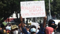 Massa aksi juga membawa sejumlah atribut seperti poster.