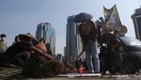 Aksi teatrikal juga digelar dengan menampilkan panen kelapa sawit oleh sejumlah petani.