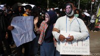 Salah satu perangkat aksi yang dibawa pendemo dalam teatrikal.