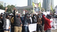 Ratusan massa yang tergabung dalam Barisan Masyarakat Anti Korupsi, Kolusi dan Nepotisme (BASMI KKN) melakukan aksi dan penampilan teatrikal di kawasan Patung Kuda Arjuna Wijaya, Jl Medan Merdeka Barat, Jakarta, Jumat (27/5/2022).