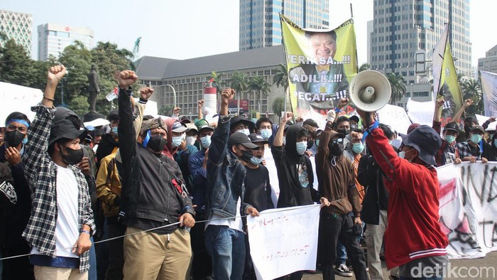 Gemuruh Suara Pencopotan Menko Perek Airlangga di Patung Kuda Ratusan massa yang tergabung dalam Barisan Masyarakat Anti Korupsi, Kolusi dan Nepotisme (BASMI KKN) menggalr aksi unjuk rasa di Patung Kuda.
