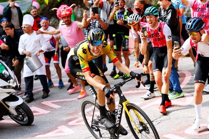 Giro D'Italia TREVISO, ITALY - MAY 26: A general view of the peloton beginning to climb the Le Scale di Primolano (347m) during the 105th Giro d'Italia 2022, Stage 18 a 156km stage from Borgo Valsugana to Treviso / #Giro / #WorldTour / on May 26, 2022 in Treviso, Italy. (Photo by Tim de Waele/Getty Images)