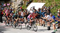 Carapaz dikuntit Jai Hindley dan Mikel Landa Meana saat menaklukan tanjakan pada etape 17 Giro dItalia, Rabu (25/5/2022). Tak sedikit penonton gowes ke segmen tanjakan ini sebelum pebalap melintas. Menontonnya gratis, ke sininya yang harus bayar pakai keringat.