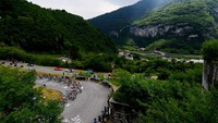 Beginilah bentang alam yang harus dilalui para pebalap pada etape 18, di pegunungan Le Scale, Primolano, Kamis (26/5/2022). Etape 18 membentang sejauh 156km dari Kota Borgo Valsugana dan berakhir di Treviso. (Photo by Tim de Waele/Getty Images)