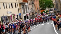 Kota Treviso yang tidak sepenuhnya datar menyambut para pebalap menuju garis finish, Kamis (26/5/2022). Giro dItalia yang telah berusia satu abad menjadi satu dari tiga grand tour paling akbar dalam kalender sepeda profesional. (Photo by Tim de Waele/Getty Images)